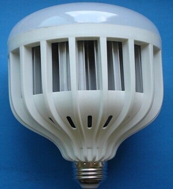 مصانع ارتفاع التجويف 12W 1150LM IP45 EPISTAR الإسكان البلاستيك غلوب الصمام لمبات
